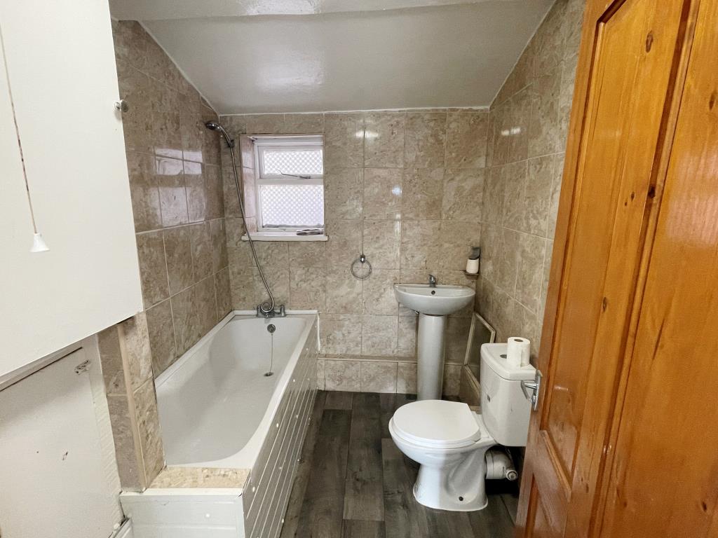 Lot: 6 - FOUR-BEDROOM PROPERTY WITH POTENTIAL - Three piece bathroom suite